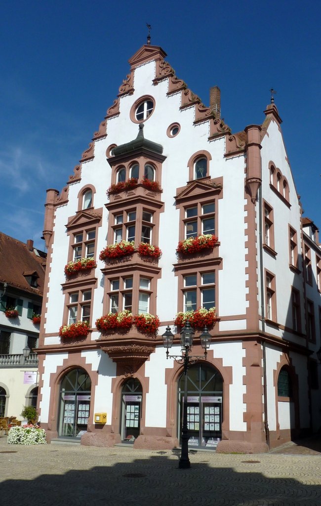 Pfullendorf, Rathausnebengebude der 13.000 Einwohner zhlenden Stadt, erbaut 1893, Aug.2012
