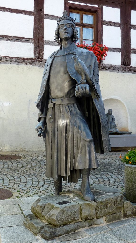 Pfullendorf, das schmiedeeiserne Kunstwerk von 2006 zeigt Friedrich II., der die Stadt 1220 grndete, Aug.2012