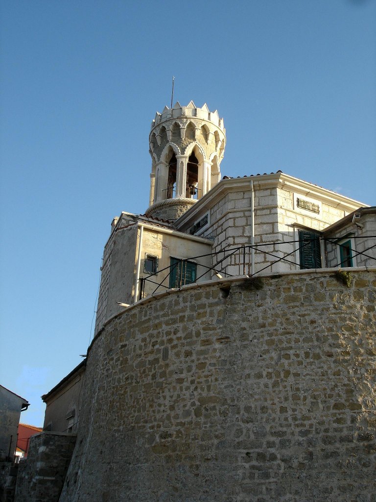 Piran, die Kirche St.Clementa mit dem markanten Turm ist das Wahrzeichen der Stadt, Okt.2004