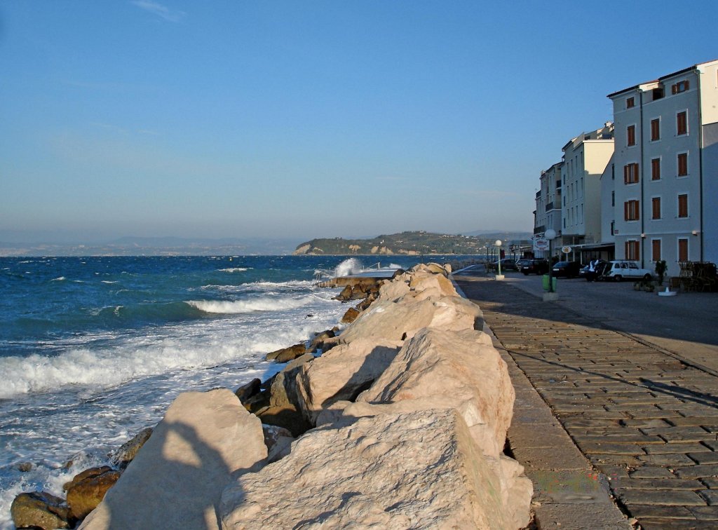 Piran, Uferpromenade, im Hintergrund liegt Triest, Okt.2004