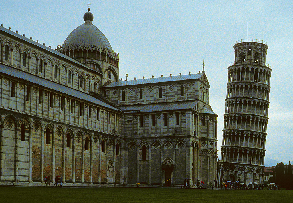 Pisa, Dom (Dom Santa Maria Assunta) auf dem Campo dei Miracoli (Feld der Wunder). Bau der hauptsächlich romanischen Kathedrale ab 1063, mit Änderungen und Erweiterungen bis 1350. Der berühmte schiefe Turm wurde 1173/74 auf lehmigem Morast und Sand gebaut, neigt sich um fast 4° und ist 55 m hoch. Aufnahme/Zustand von April 1990, HQ-Scan ab Dia.