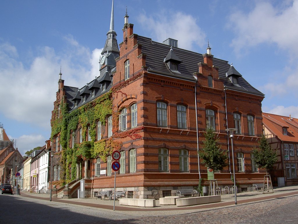 Plau am See, Rathaus im niederlndischen Neorenaisssance Stil, erbaut 1888 
(17.09.2012)