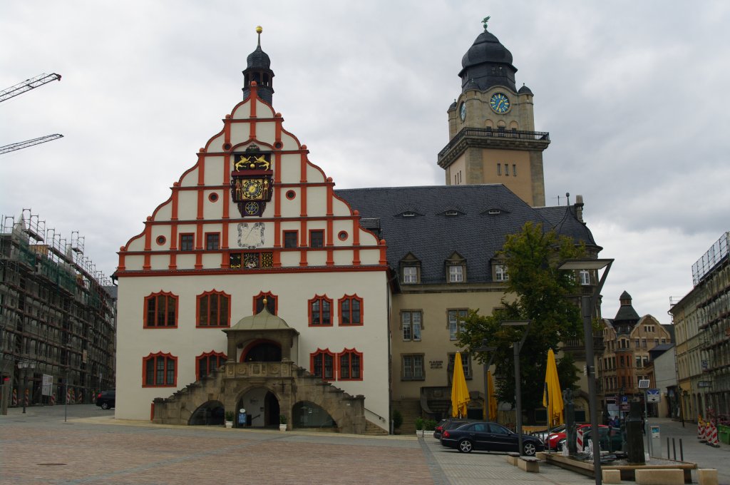 Plauen, Altes Rathaus, erbaut von 1503 bis 1508, Kunstuhr von 1548 im Giebel 
(24.07.2011) 