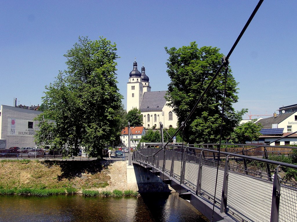 Plauen/Vogtland - Fugngerbrcke ber die Weie Elster mit Blick zur Kirche