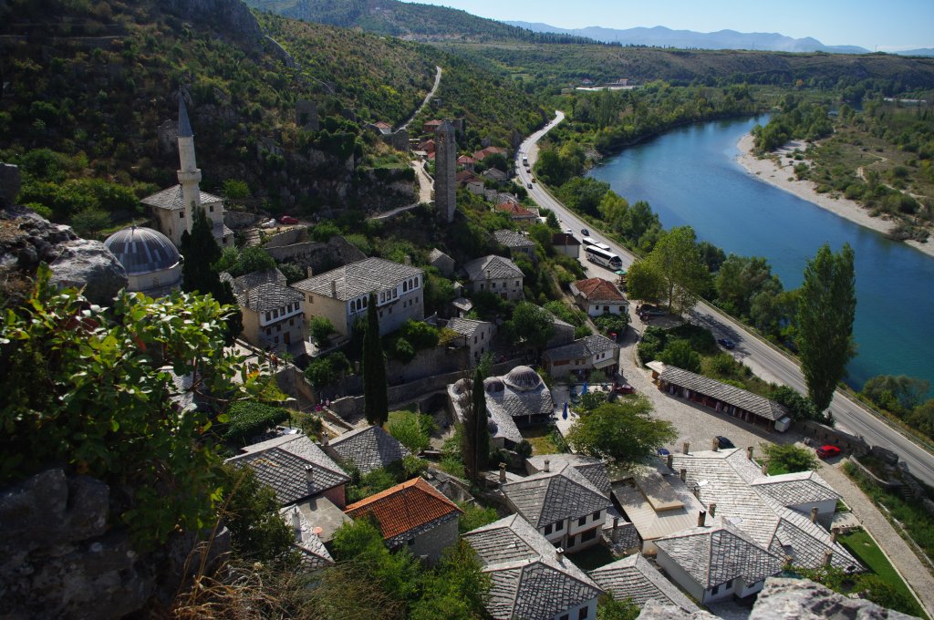 Pocitelj, die Stadt aus Stein, am linken Neretva Ufer sdl. von Mostar, Blick 
auf die Altstadt, Bosnien (11.10.2011)