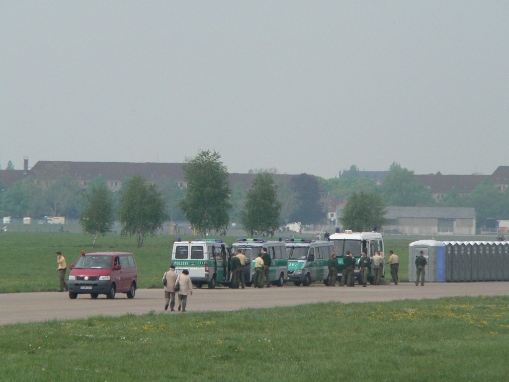 Polizei auf dem ehemaligen Flughafen Tempelhof. Am Vorabend gab es leichte Ausschreitungen, als einige Demonstranten den Zaun des Flughafengelndes berwinden wollten. 9.5.2010