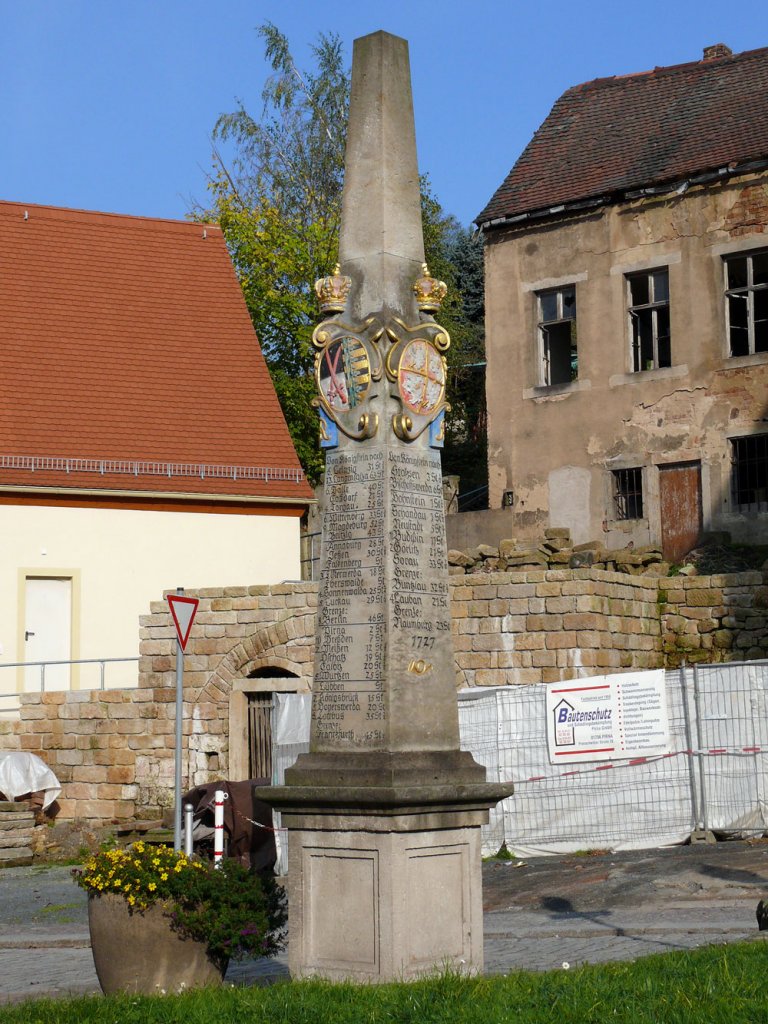 Postmeilensule (Distanzsule) aus dem Jahr 1727 (mehrfach instandgesetzt und restauriert) in Knigstein / Schsische Schweiz an der Einmndung Pfaffenberg in die Bielatalstrae (vormals Platz der Jugend); 18.10.2010
