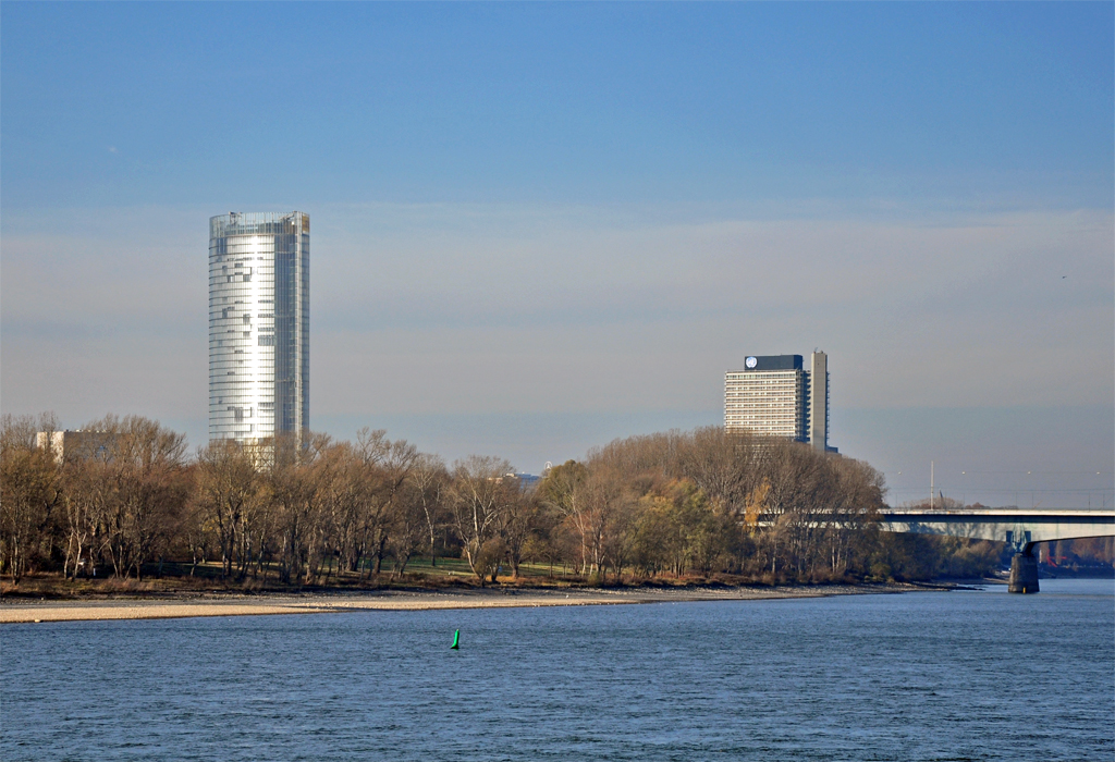  Posttower  und  Langer Eugen , ehemaliges Abgeordnetenhaus, in Bonn 25.11.2011