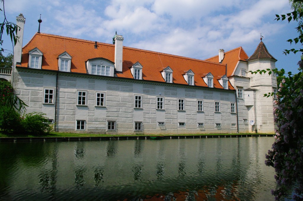 Pottenbrunn, Altes Wasserschlo, erbaut im 16. Jahrhundert, heute Zinnfigurenmuseum,
Niedersterreich (01.06.2011)