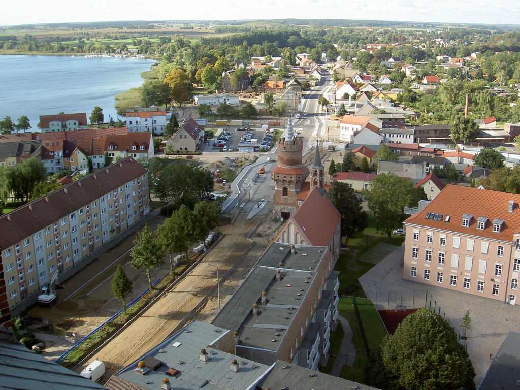 Prenzlau, Ausblick vom Turm der Marienkirche auf den Mitteltorturm und die Hl. Geist Kapelle (19.09.2012)