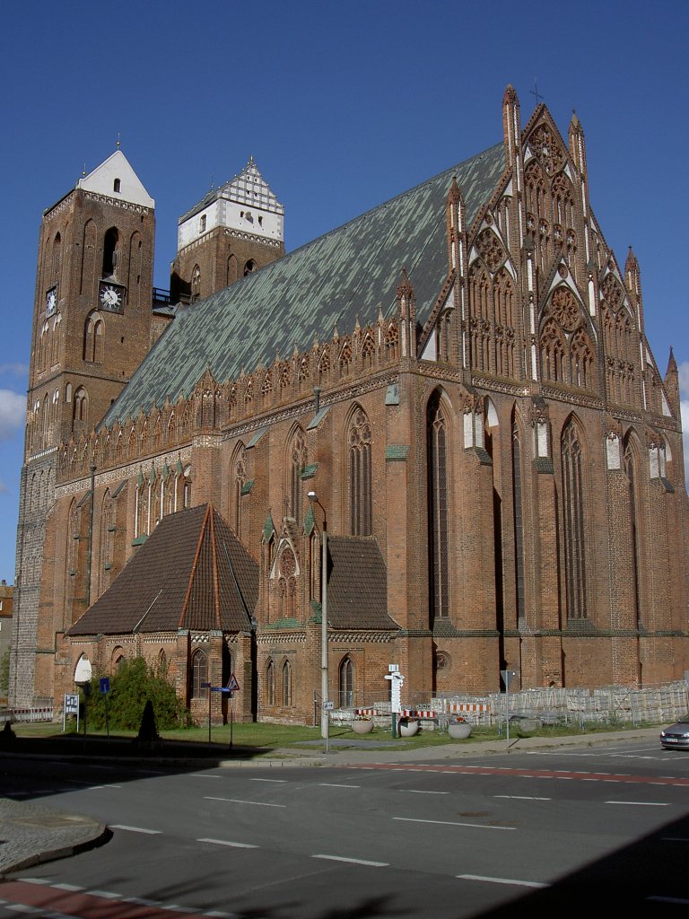 Prenzlau, Marienkirche, erbaut ab 1235, erweitert von 1289 bis 1340 im Stil der 
Backsteingotik, 1945 ausgebrannt, seit 1970 Wiederaufbau (19.09.2012)