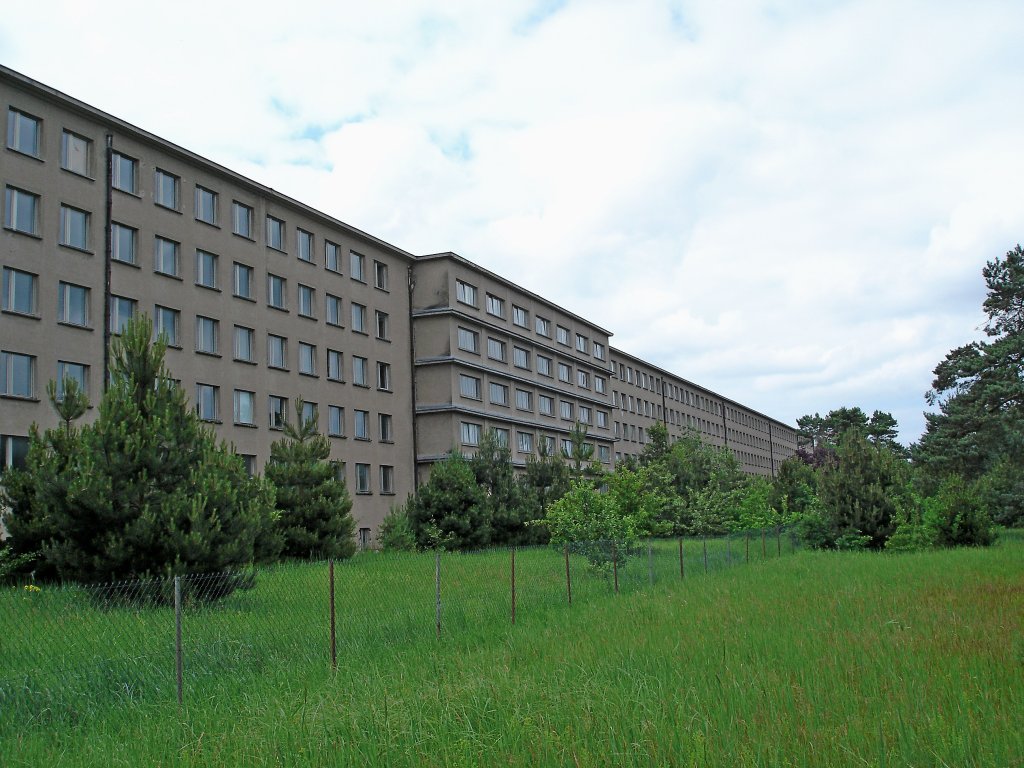 Prora auf Rgen, acht baugleiche Huserblocks auf 4,5km Lnge ergeben das lngste Gebude der Welt, 1936-39 als Ferienheim erbaut, nach dem II.Weltkrieg Militrobjekt (Kasernen), steht unter Denkmalschutz, zur Zeit grtenteils ungenutzt, Juli 2006