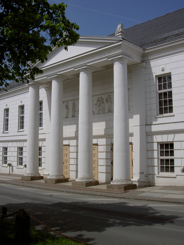Putbus, Residenztheater, erbaut von 1819 bis 1821 durch Baumeister W. Steinbach 
(21.05.2012)