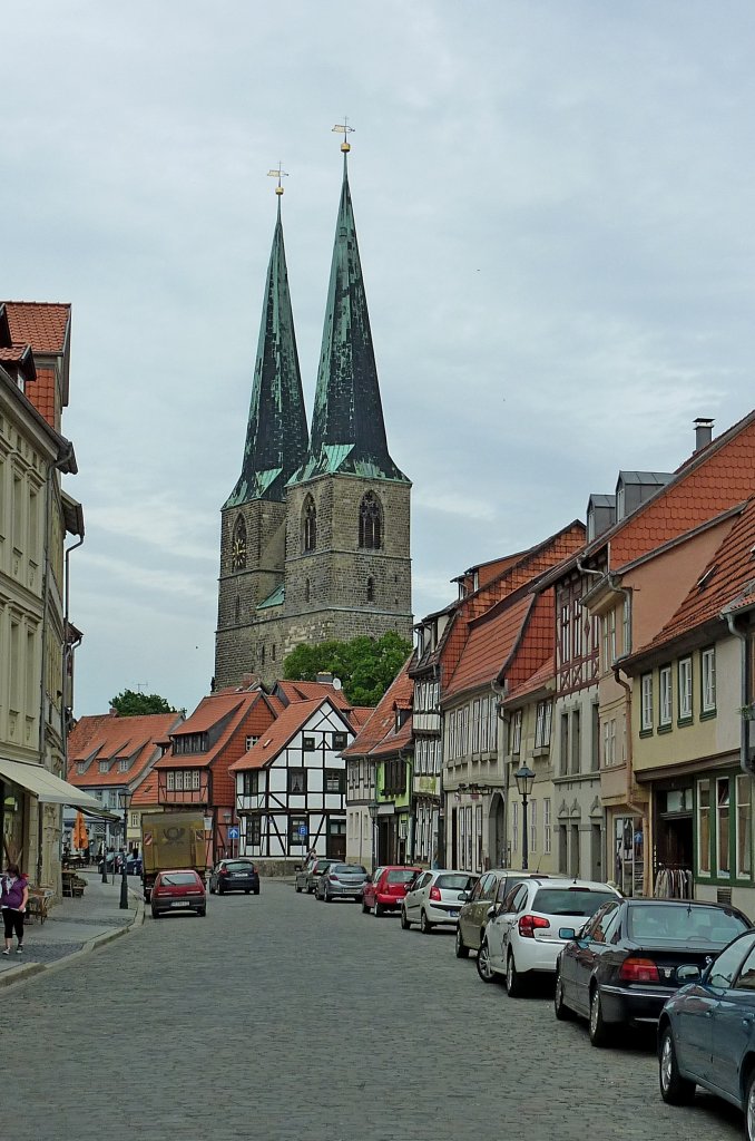 Quedlinburg, Blick durch die Plkenstraezur St.Nikolai-Kirche, UNESCO-Welterbe seit 1994, Mai 2012