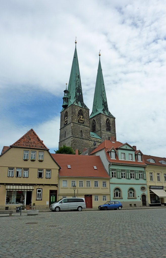 Quedlinburg, die evangelische Pfarrkirche St.Nikolai, der dreischiffige gotische Bau wurde 1222 erstmals erwähnt, die beiden weithin sichtbaren Türme sind 72m hoch, gehört wie die gesamte Altstadt seit 1994 zum UNESCO-Welterbe, Mai 2012  