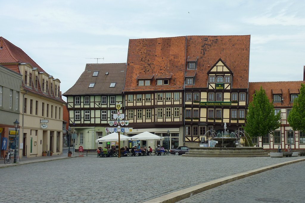 Quedlinburg, Hotel  Zur Goldenen Sonne, in leichter Schieflage, seit 1994 UNESCO-Welterbe, Mai 2012