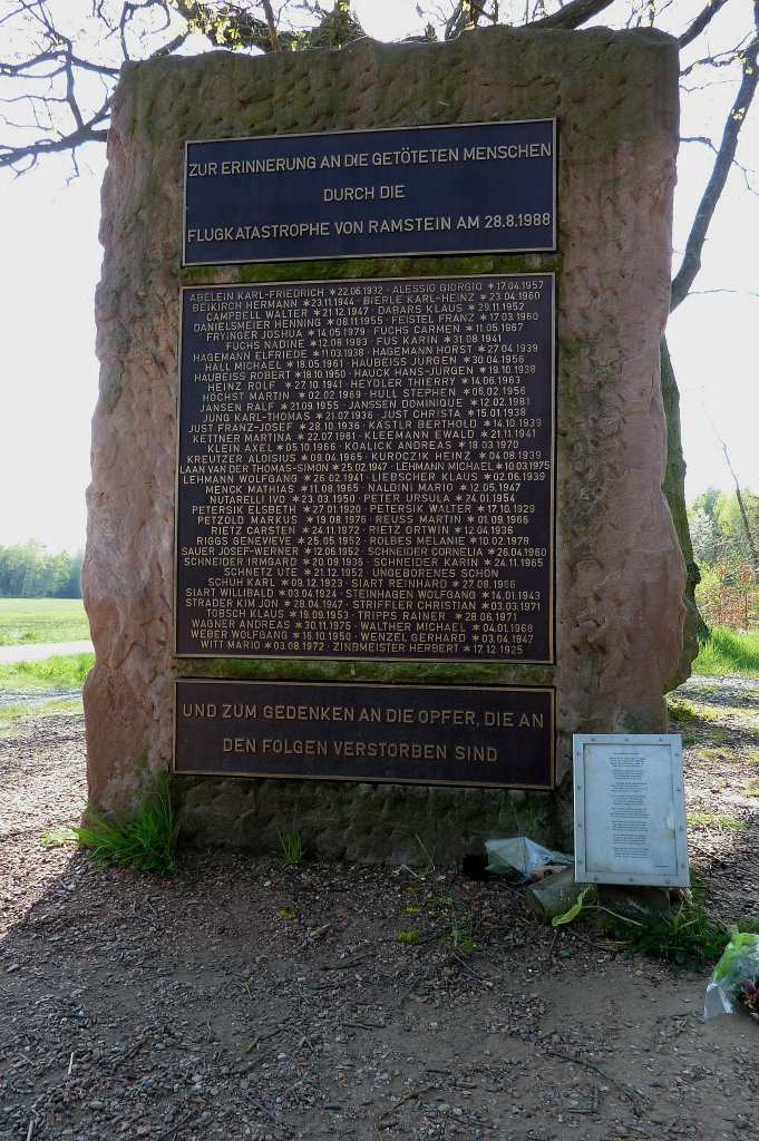 Ramstein in der Pfalz, Gedenkstein an die Opfer der Flugkatastrophe von 1988, April 2011