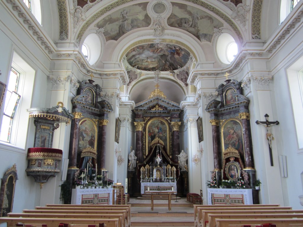 Ranggen, St. Magnus Kirche, Deckenfresken von F. A. Zeiller, Hochaltar von J. A. 
Zoller (01.05.2013)