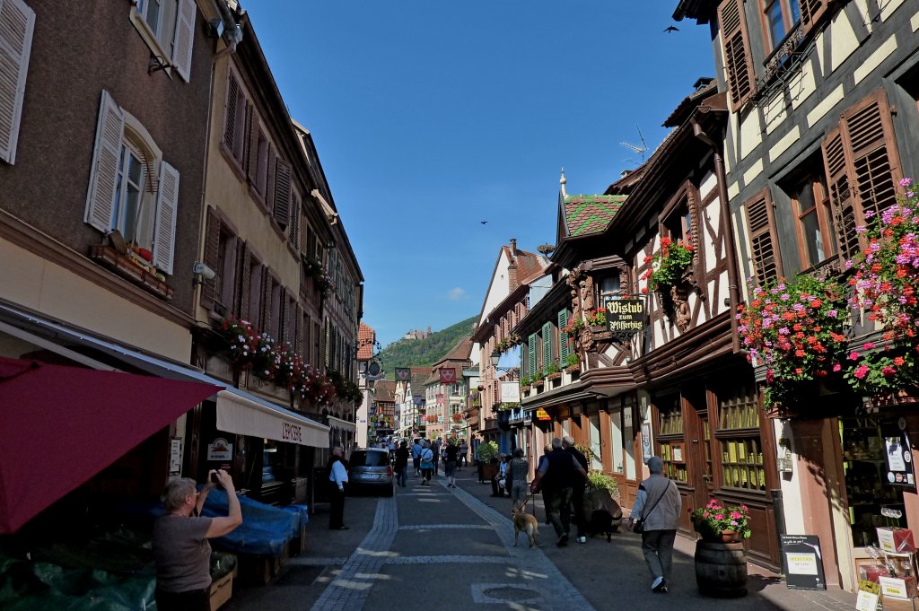 Rappoltsweiler, Blick durch die Haupstrae, im Hintergrund die Ulrichsburg, Sept.2011