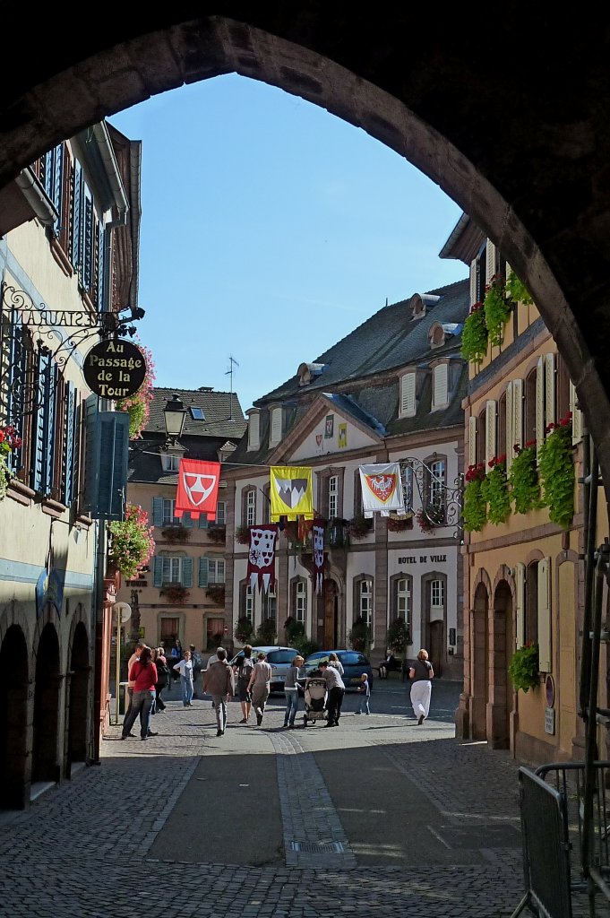 Rappoltsweiler, Blick durch den Metzgerturm zum Rathaus, Sept.2011