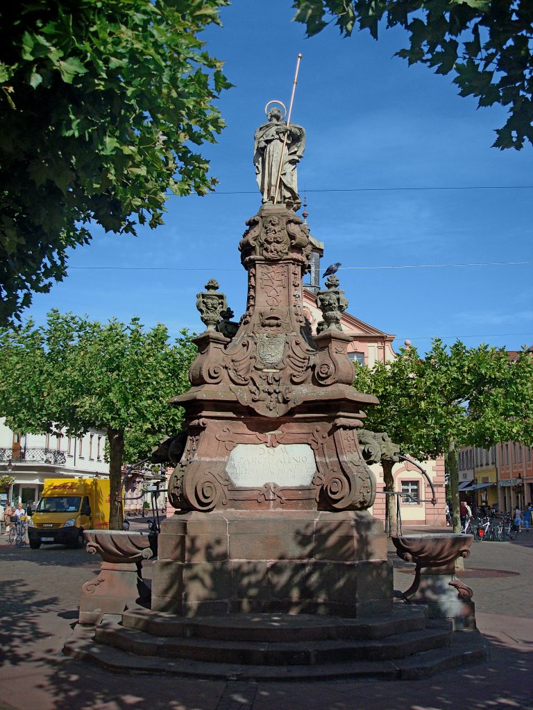 Rastatt in Baden, der Alexiusbrunnen wurde 1739 zum Schutz gegen Erdbeben aufgestellt (Schutzheiliger Alexander), Aug.2010