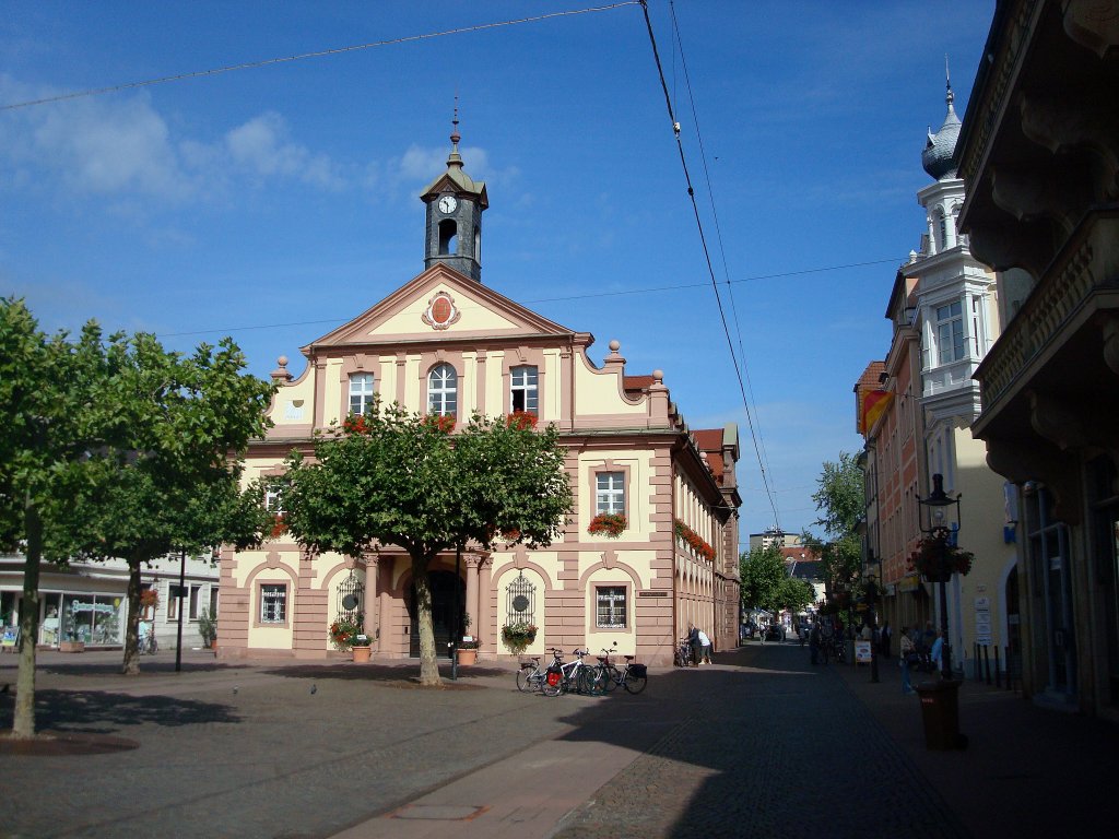 Rastatt in Baden,
das Rathaus 1721 erbaut nach Plnen von M.L.Rohrer, erweitert 1903, erneuert 1979,
Aug.2010