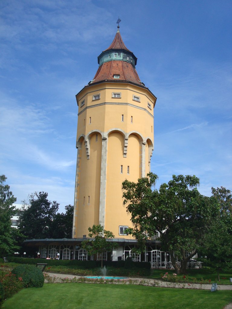 Rastatt in Baden,
der Wasserturm wurde 1901 in Betrieb genommen, ist 48m hoch,
fat 670 Kubikmeter, das Turmcafe am Fue gibt es seit 1953,
Aug.2010