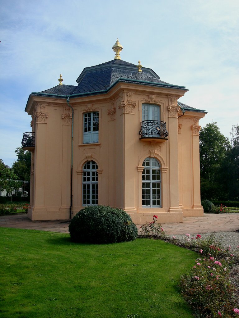 Rastatt in Baden,
die Pagodenburg, ein Gartenschlchen vom Baumeister Joh.M.L.Rohrer von 1722, diente der Markgrfin als Teehaus, heute Ausstellungsort fr Knstler,
Aug.2010