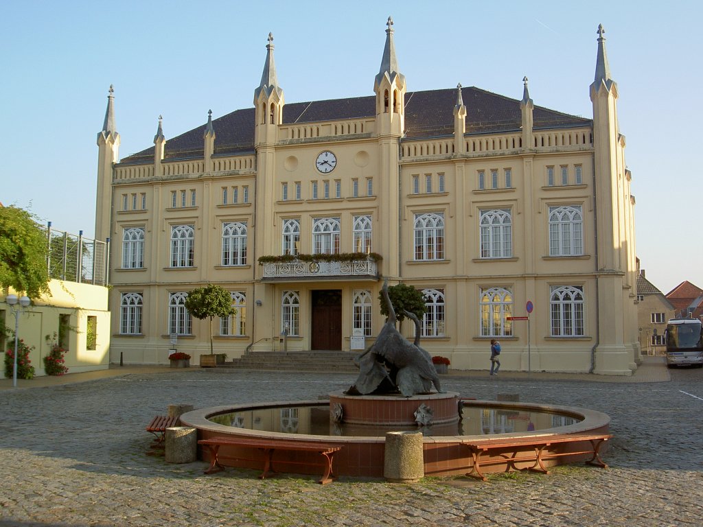 Rathaus von Btzow, neugotischer Putzbau erbaut von 1848 bis 1850, davor 
Gnsebrunnen von Walter Preik von 1981 (17.09.2012) 