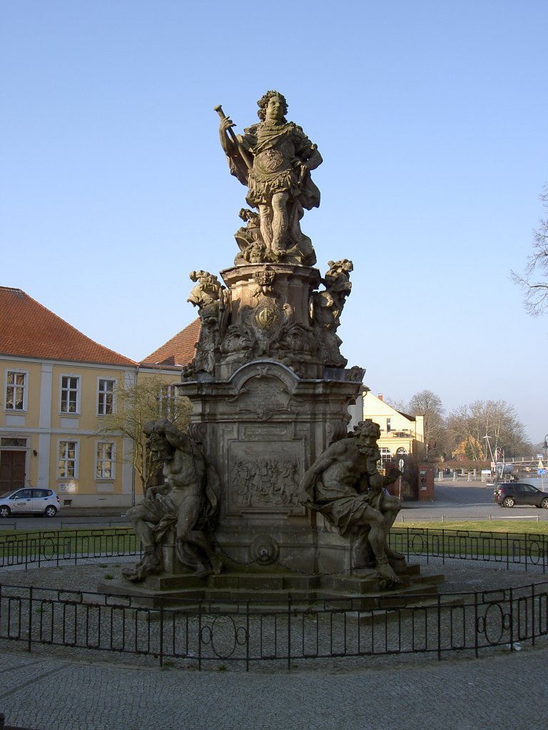 Rathenow, Kurfrstendenkmal, erbaut von 1736 bis 1738 durch Johann Georg Glume, 
grte barocke Sandsteindenkmal Norddeutschlands (17.03.2012)