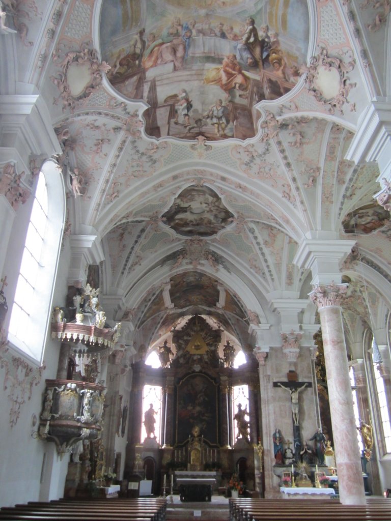 Rattenberg, Pfarrkirche St. Vigil, sptgotische Hallenkirche, Stuck und Kanzel von A. Gigl, Freksen von M. Gnthers, Hochaltar mit Bilder von J. Zanussi (09.05.2013)