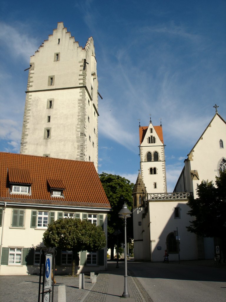 Ravensburg, links das Frauentor von 1318 als Teil der Stadtbefestigung und dahinter die kath.Pfarrkirche Unserer Lieben Frau, 1250 erstmals erwhnt, Sept.2004 