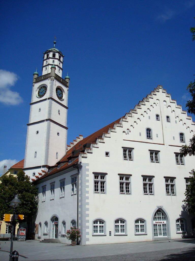 Ravensburg in Oberschwaben, der 51m hohe Blaserturm war der zentrale Wachturm in der Stadtmitte, nach Einsturz 1552 wurde er im italienischen Renaissancestil 1553-56 neu errichtet, davor das Waaghaus (stdt.Mnz-und Eichamt), Aug.2008