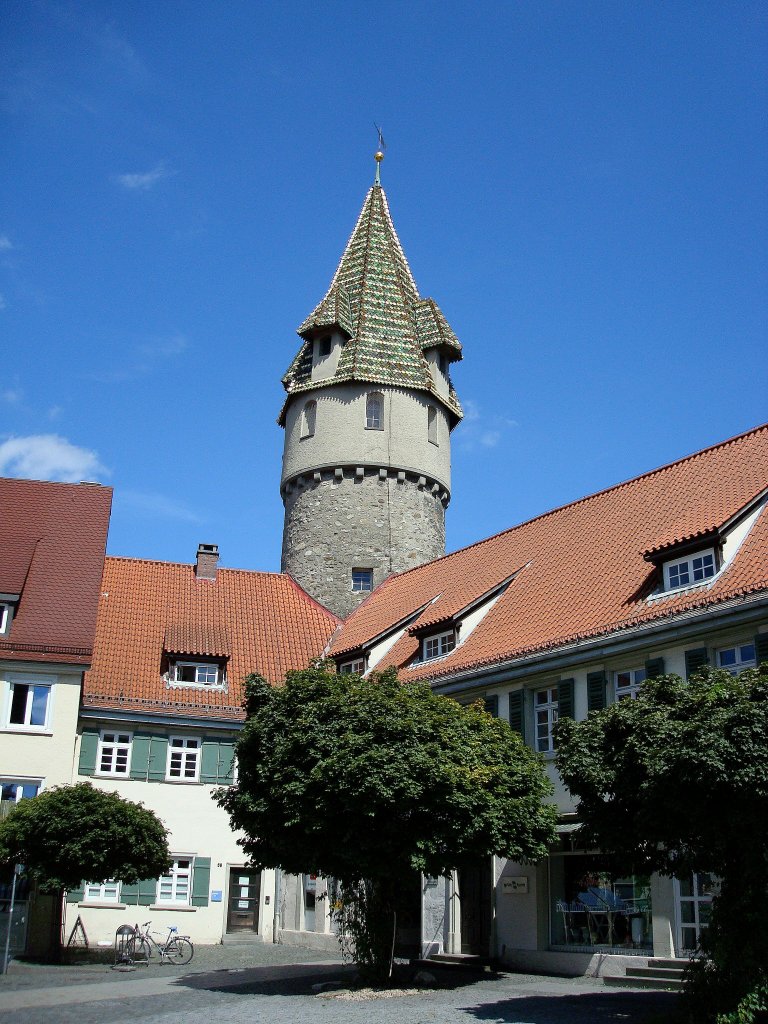 Ravensburg in Oberschwaben, der Grne Turm, benannt nach den grn glasierten Dachziegeln, die noch aus der Bauzeit im 15.Jahrhundert stammen, nordstlicher Turm der Stadtbefestigung, diente bis 1943 als Gefngnis, Aug.2010