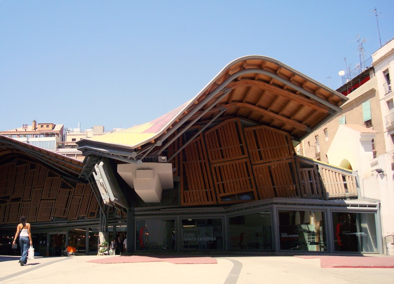 Rechtwinklig ist hier so gut wie gar nichts: Zeitgenssische Dachkonstruktion fr die alte Markthalle Santa Caterina von 1848 in der Altstadt von Barcelona. Architekten: Enric Miralles und Benedetta Tagliabue. 31.7.2008