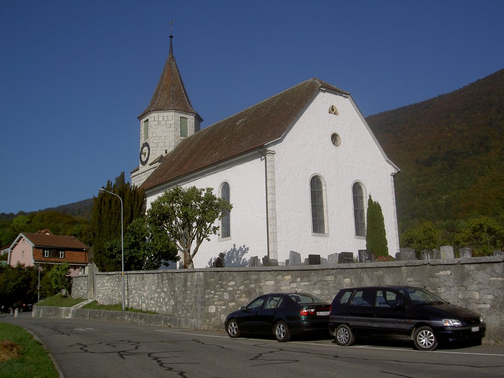 Ref. Kirche von Orvin, erbaut 1722 mit Kirchenfenstern und Wandmalereien aus dem 17. Jahrhundert, Berner Jura (01.10.2011)