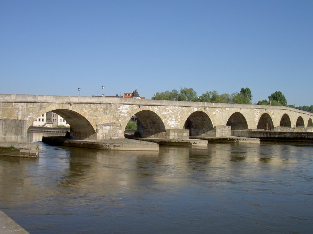 Regensburg, Steinere Brcke, erbaut 1135 bis 1146 unter Herzog Heinrich des Stolzen 
310 Meter lang, 16 gewlbte Bgen (01.05.2007)