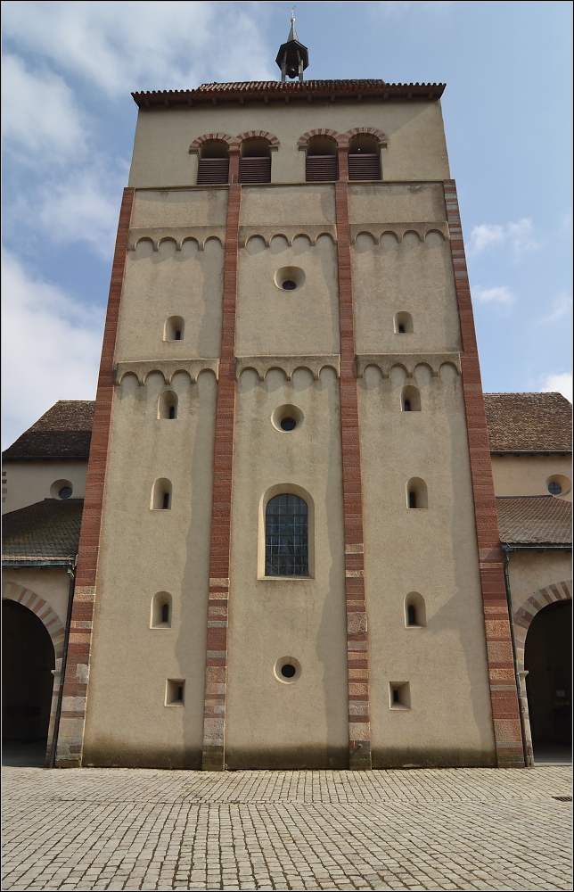 Reichenau, querstehender Westturm des Mnsters <U>St. Maria und Markus</U>. Diesen Teil der Kirche lie Abt Berno errichten, daher ist er  jngeren Datums  und wurde im April 1048 geweiht. Aufnahme im April 2013.

In dieser Zeit war alles mit Symbolen versehen, daher liegt man sicher nicht falsch, wenn man hier das Abendmahl symbolisch dargestellt sieht, zwlf Jnger um Christus und den Tisch.