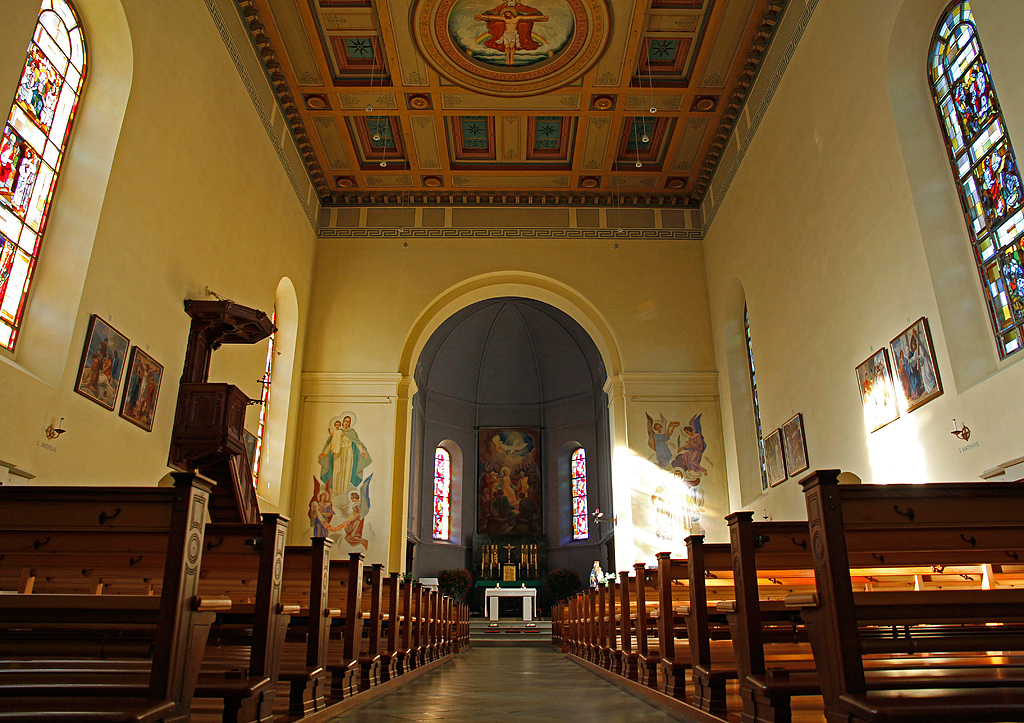 Reichenburg SZ, kath. Pfarrkirche St. Laurentius, erbaut 1885 im Stil der Neuromanik. Blick Richtung Nordwesten und dem eingezogenen Chor, Innenaufnahme vom 19. Oktober 2012, 16:10