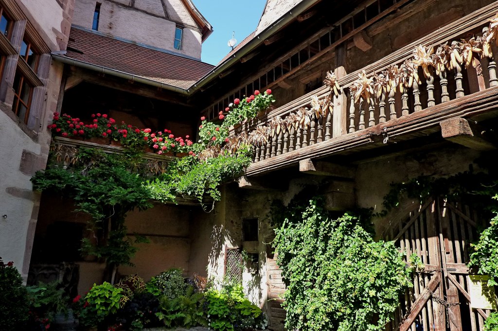 Reichenweier im Elsa, der Adrihof, Innenhof mit Brunnen und Holzgalerie aus dem 14.Jahrhundert, seit 1993 in die Liste der historischen Bauwerke Frankreichs aufgenommen, Sept.2011