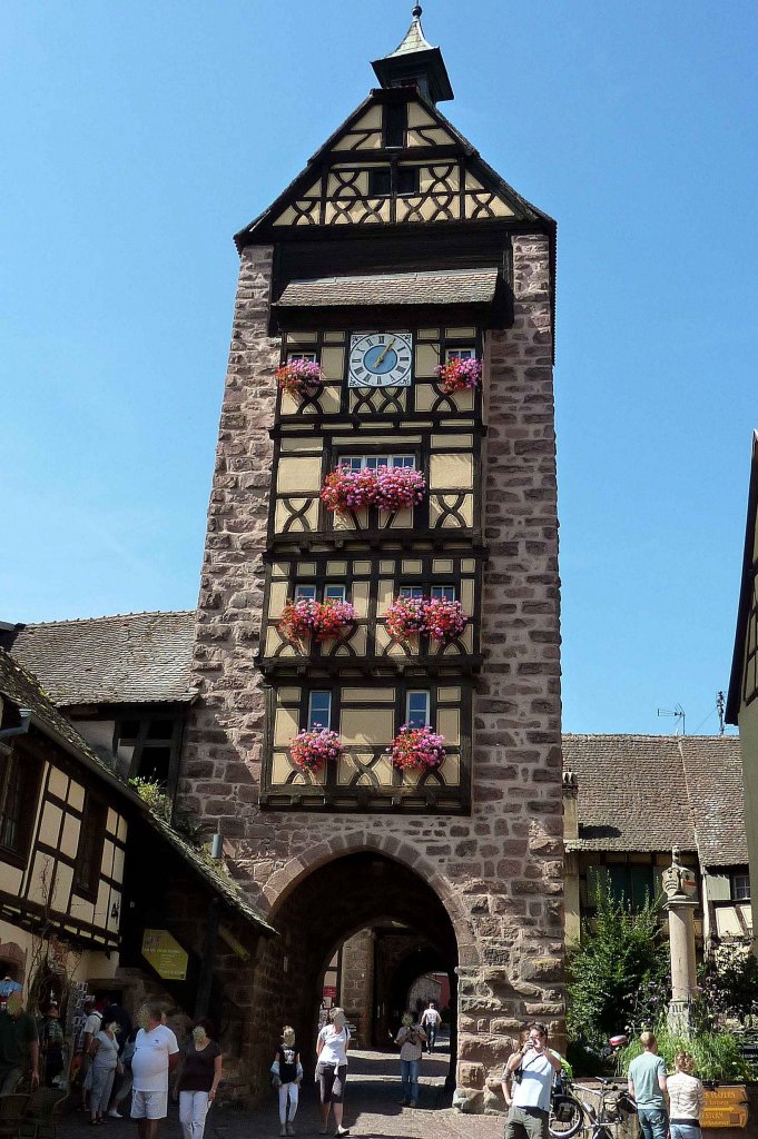 Reichenweier im Elsa, der  Dolder  ein 1291 erbautes Stadttor ist das Wahrzeichen des mittelalterlichen Stdtchens, stadtauswrts gesehen mit der fachwerk- geschmckten Fassade, Sept.2011