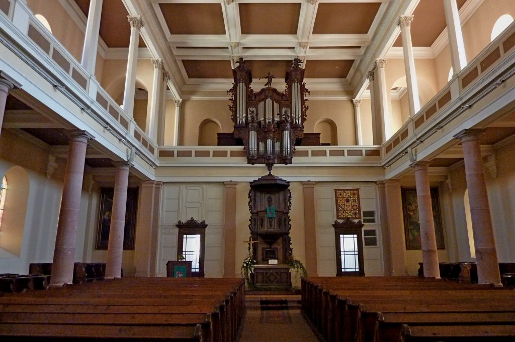 Reichenweier (Riquewihr) im Elsa, der Innenraum der evangelischen Kirche, Besonderheit sind Kanzel und Orgel ber dem Altar, Sept.2011 