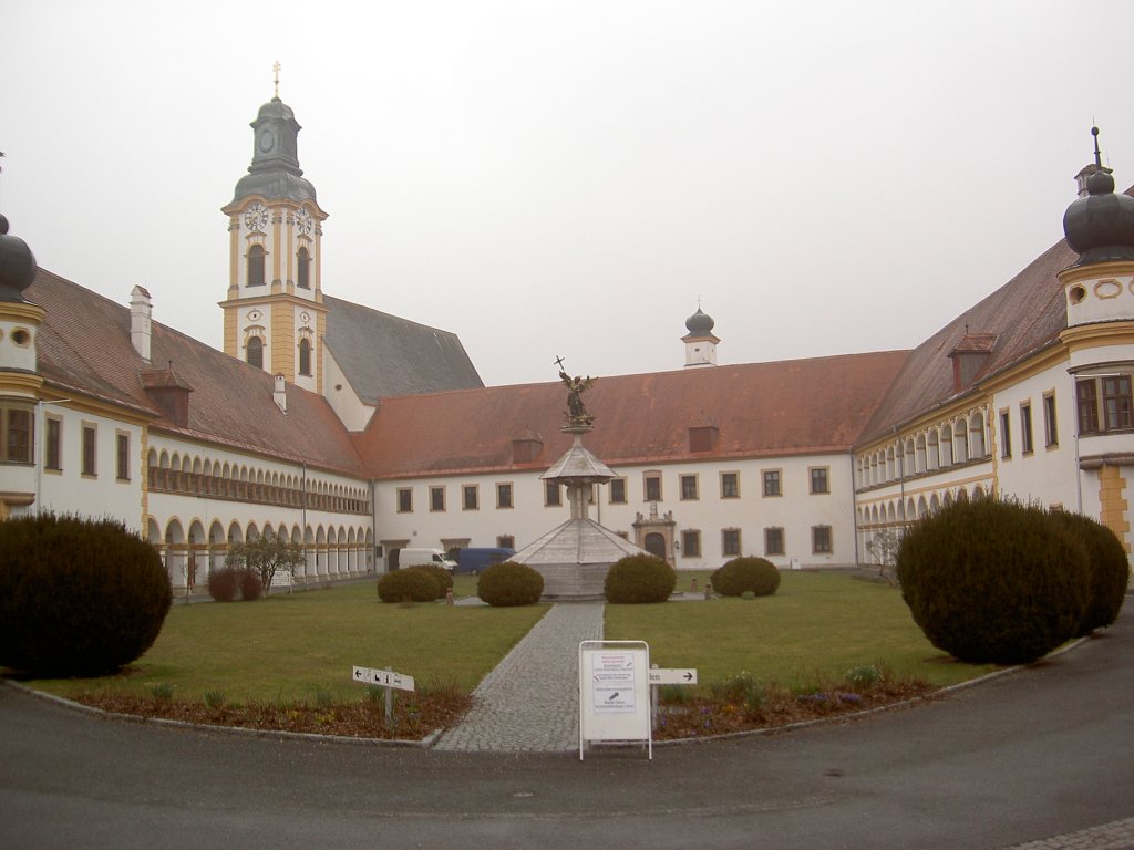 Reichersberg, Augustinerchorherrenstift, Stiftskirche erbaut bis 1644 (06.04.2013)