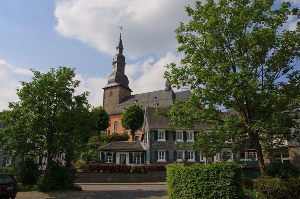 Reichshof-Eckenhagen am 14.05.2011, hinten die Barockkirche.