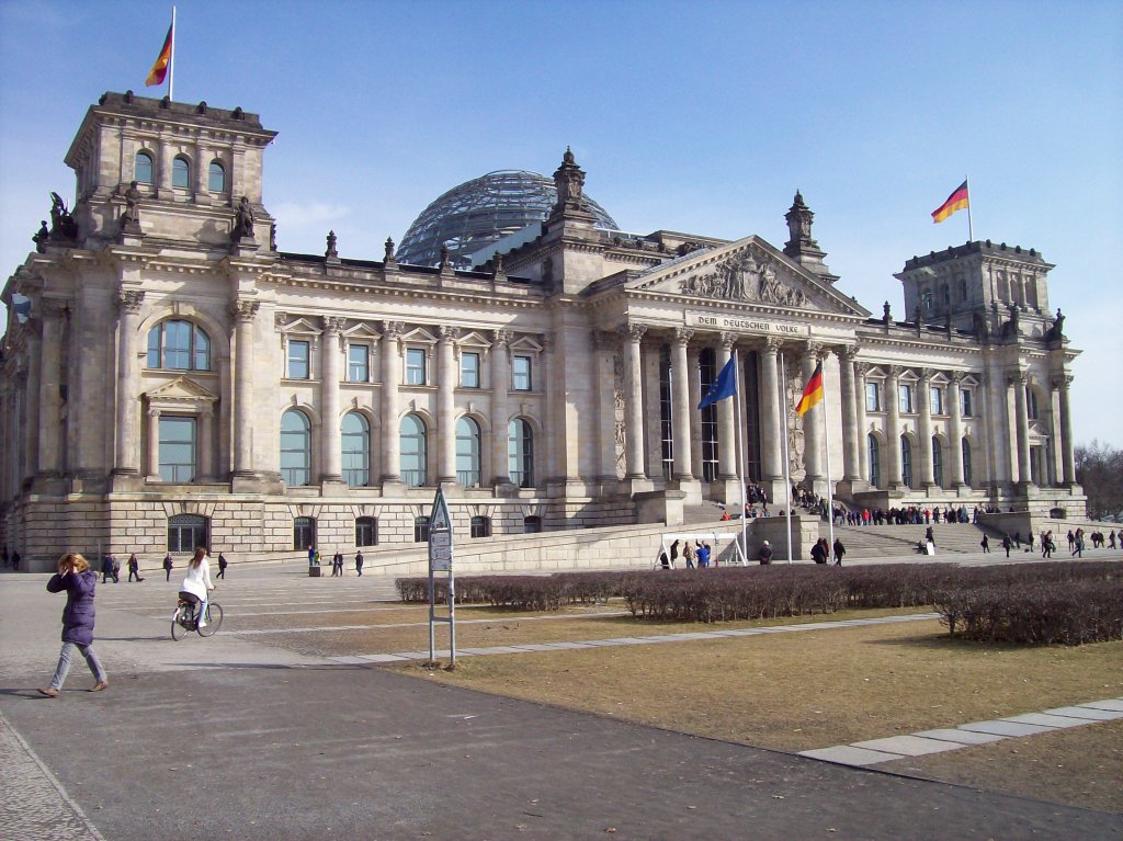 Reichstagsgebude, 1884-94 von Paul Wallot erbaut, 1933 durch Brandstiftung beschdigt, 1945 zerstrt, ab 1961 schrittweise wieder aufgebaut, Innenausbau und moderne Kuppel von Sir Norman Foster, seit 1999 Sitz des Deutschen Bundestages (18.03.2010)