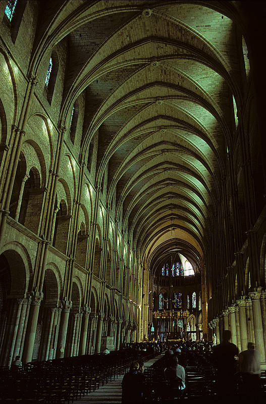 Reims, Abteikirche St. Remi. Mittelschiff nach Osten, 122 m lang. 3-zoniger Wandaufbau: Arkaden-, Emporen-, Obergadenstockwerk. 4-teiliges Kreuzrippengewlbe. Dieses erst spter gebaut, nach Schden im 1. Weltkrieg musste neu eingewlbt werden. Stilistisch im bergang Frh- zu Hochgotik, polygonaler Chor frhgotisch, Ende 12. / Beginn 13. Jhr. Aufnahme von Okt. 1995, HQ-Scan ab Dia.

