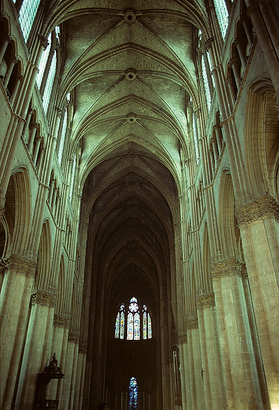 Reims, Kathedrale Notre Dame. Nach Amiens zweitgrsster Kirchenbau Frankreichs. Mittelschiff Richtung Osten. Ab 1211, hochgotisch. 4-teiliges Gewlbe, 38 m hoch, 3-zoniger Wandaufbau. Erstmalige Anwendung Masswerk sowie Stapelmethode (Vorfabrizierung der Mauern whrend des Winters / Aufbau im Frhjahr-Herbst). Schwere Schden im 1. Weltkrieg. Aufnahme von Okt. 1995, HQ-Scan ab Dia.