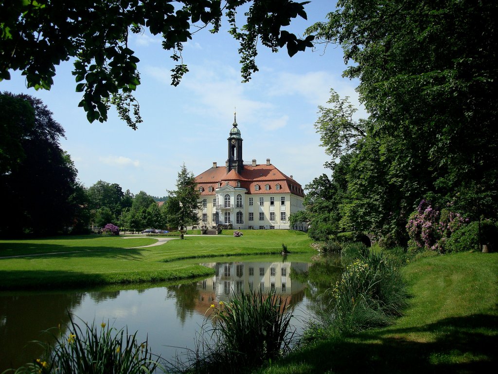 Reinhardtsgrimma bei Dresden,
Barockschlo mit englischem Landschaftsgarten,
1769 erbaut, der Saal wird fr Musikkonzerte genutzt,
Juni 2010