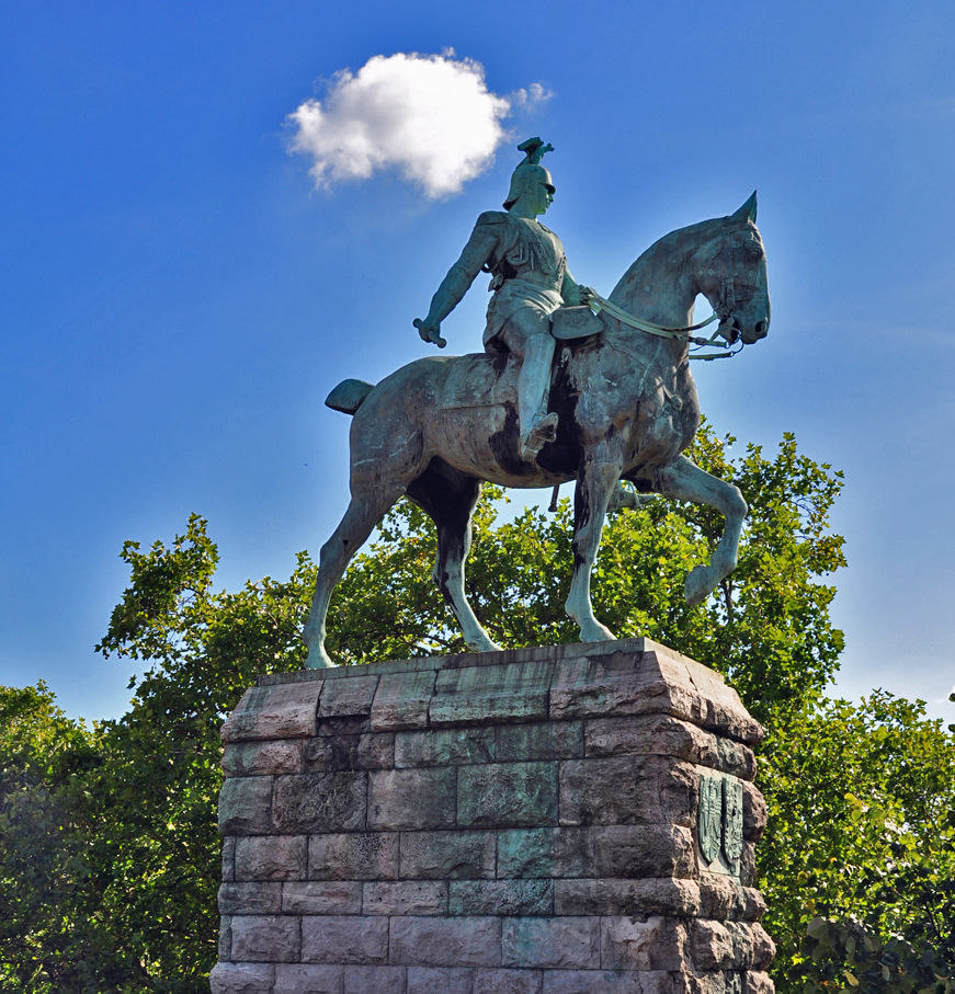 Reiterstatue auf der Ostseite der Hohenzollernbrcke. Rund um diese Brcke  wimmelt  es von Reiterstatuen. 21.09.2010