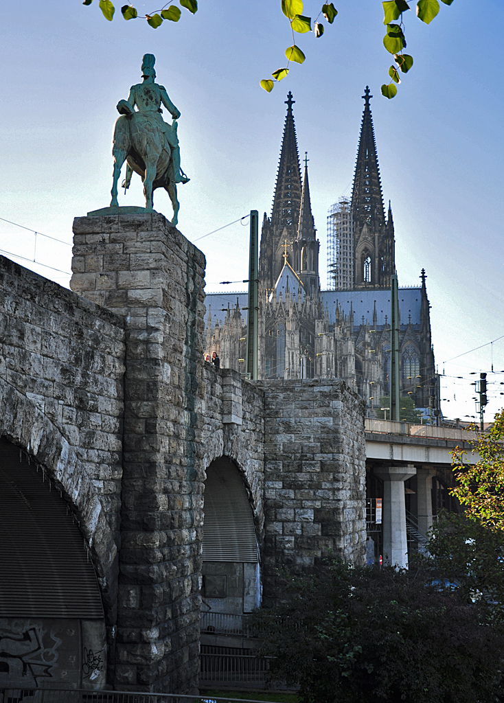 Reiterstatue auf der Westseite der Hohenzollernbrcke und Klner Dom - 10.10.2010